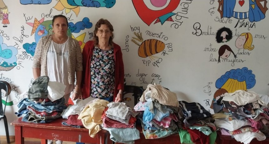 Cáritas tiene mucha ropa disponible para la comunidad y Hugo Fernández entrevistó a Ana torres e Irma Pardo para que contaran las novedades