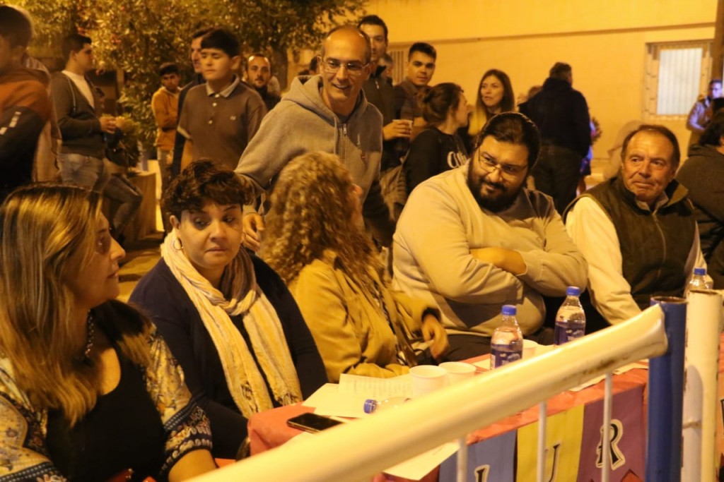 El Intendente Pisano acompañó el carnaval en Urdampilleta y Hugo Fernández habló con todo su equipo