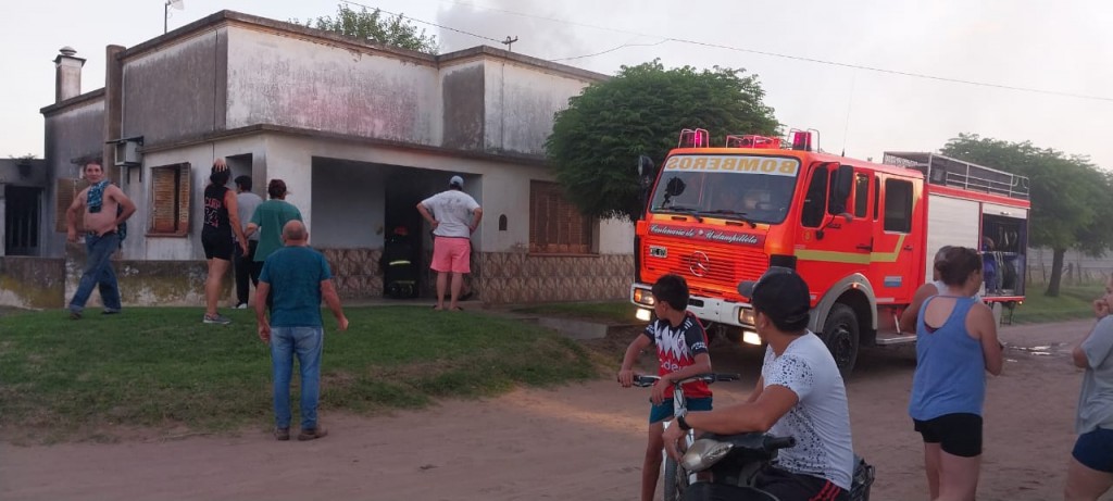 Bomberos Voluntarios trabajaron en la vivienda de Marcelo Portilla y su familia, y en Radio Urdampilleta hablamos con el Jefe del cuerpo activo Javier Carona