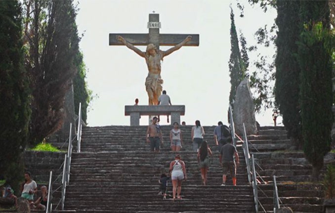 Actividades de la Parroquia San Carlos Borromeo, que incluyen la Peregrinación a Monte Calvario de Tandil