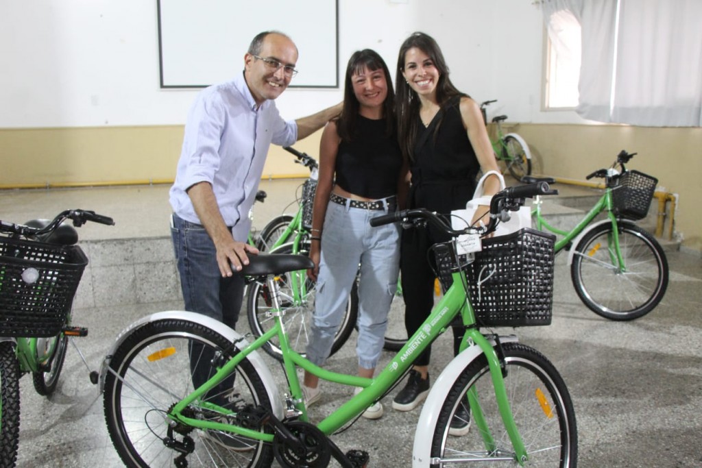 Estudiantes de Urdampilleta y Pirovano recibieron bicicletas en el marco del programa provincial de 